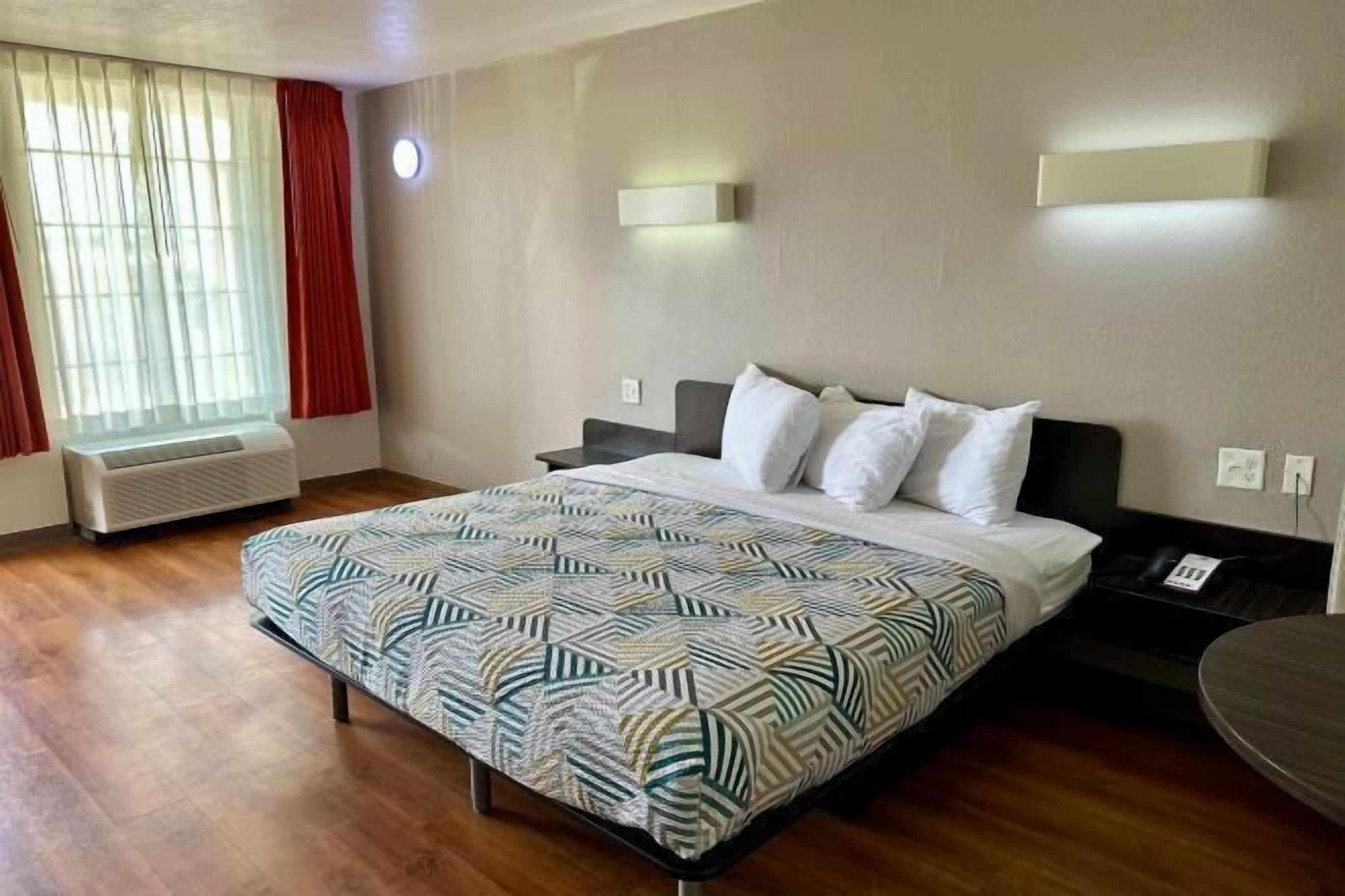 遮光窗帘、免费 WiFi、床单