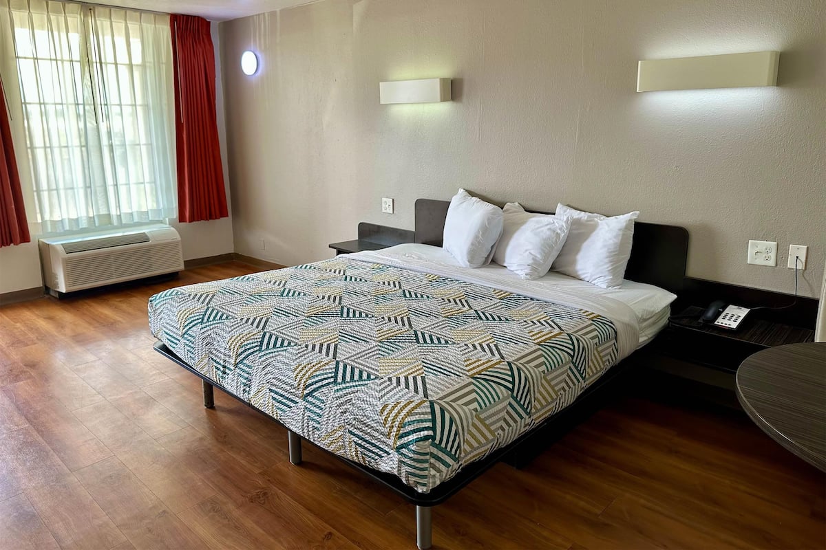 Blackout curtains, free WiFi, bed sheets