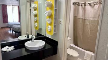 Combined shower/tub, eco-friendly toiletries, towels