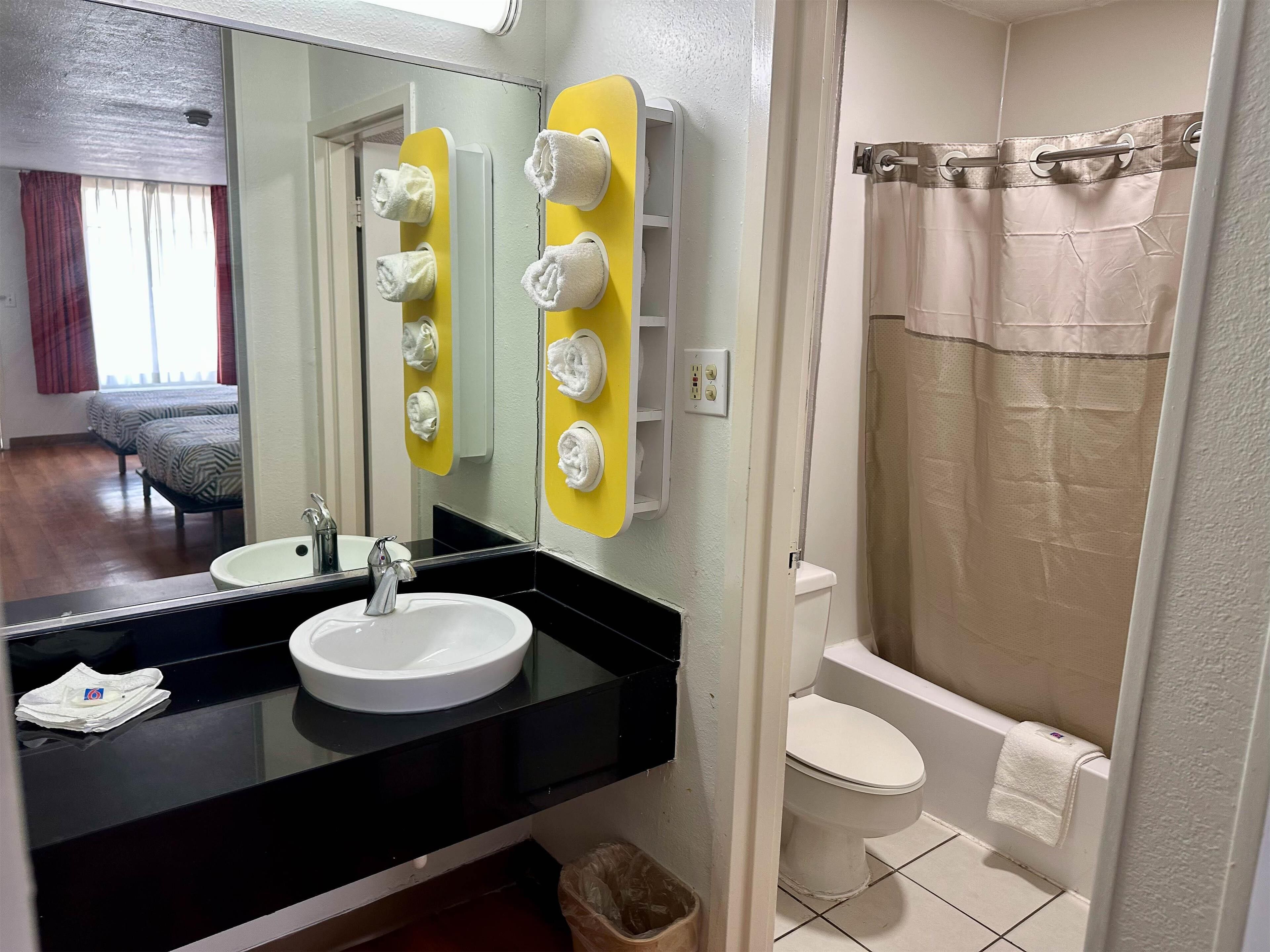 Combined shower/tub, eco-friendly toiletries, towels