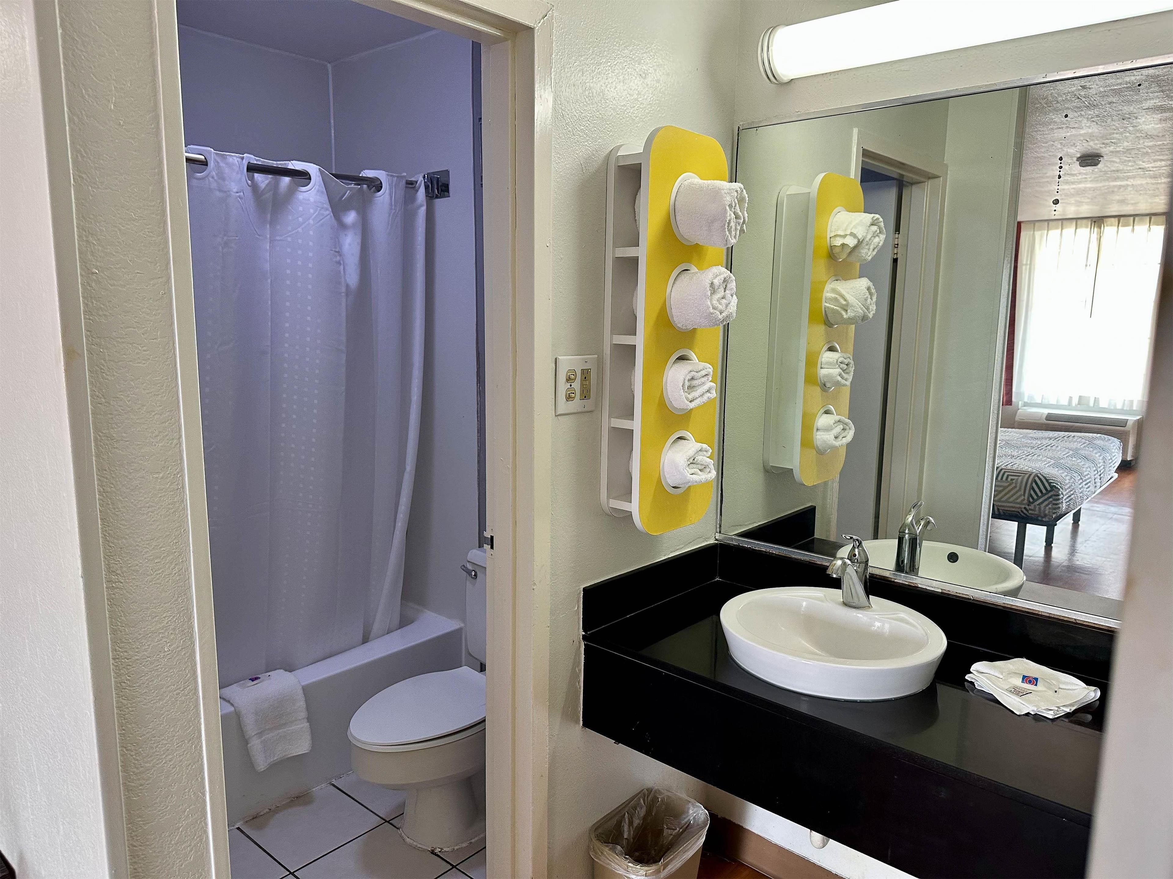 Ein Badezimmer mit Toilette, Waschbecken und Duschvorhang.