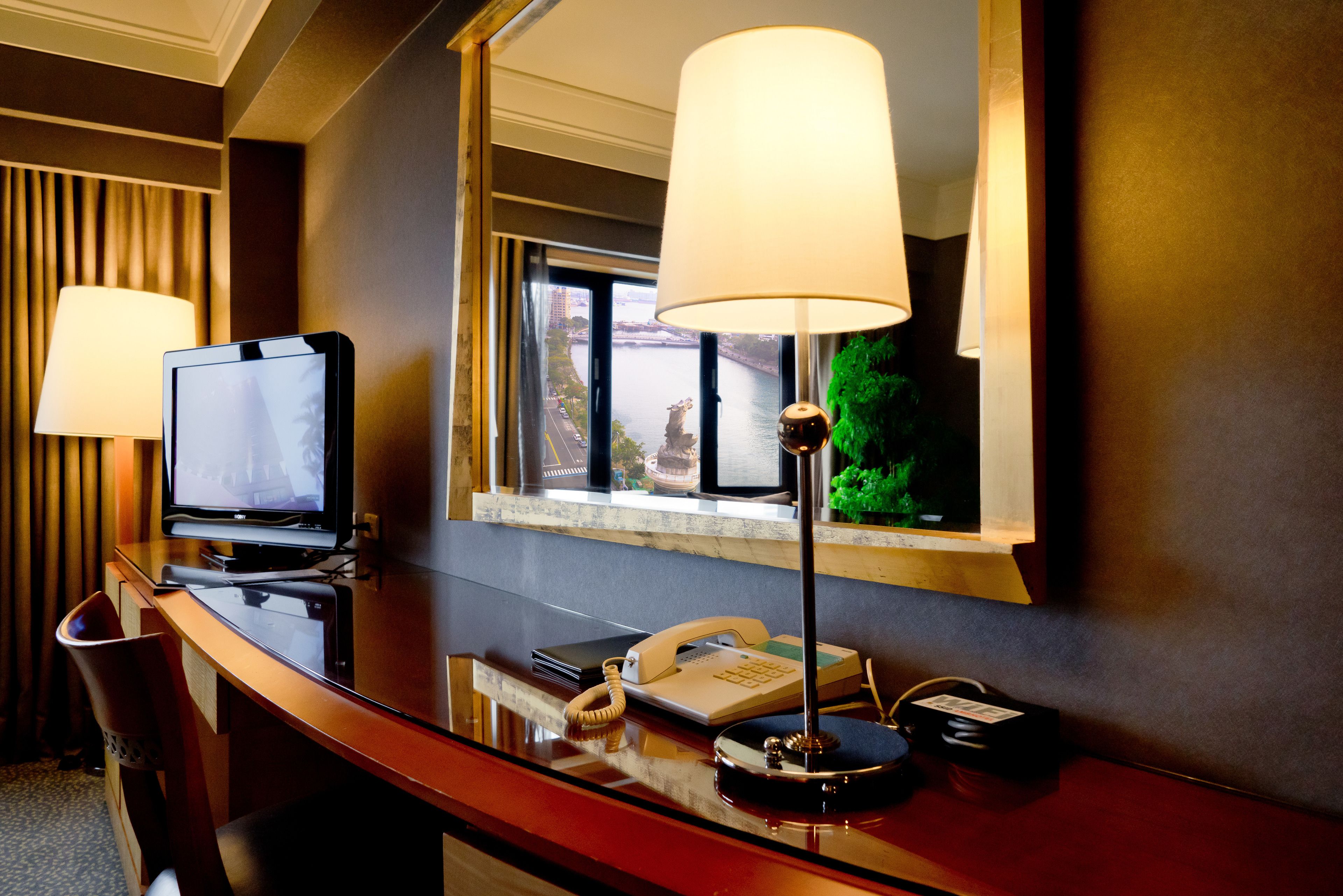 suite (ambassador) | living room | led tv, pay films