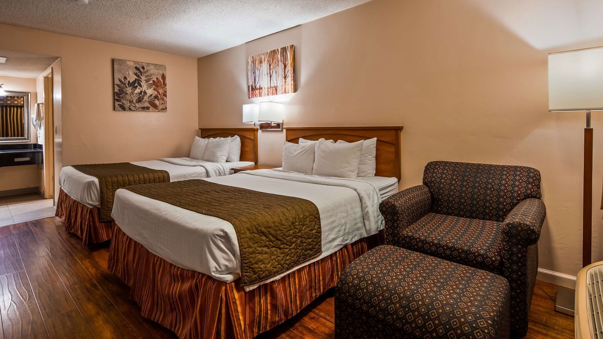 Individually furnished, iron/ironing board, free WiFi, bed sheets
