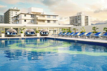 Piscine extérieure, tentes de plage, chaises longues
