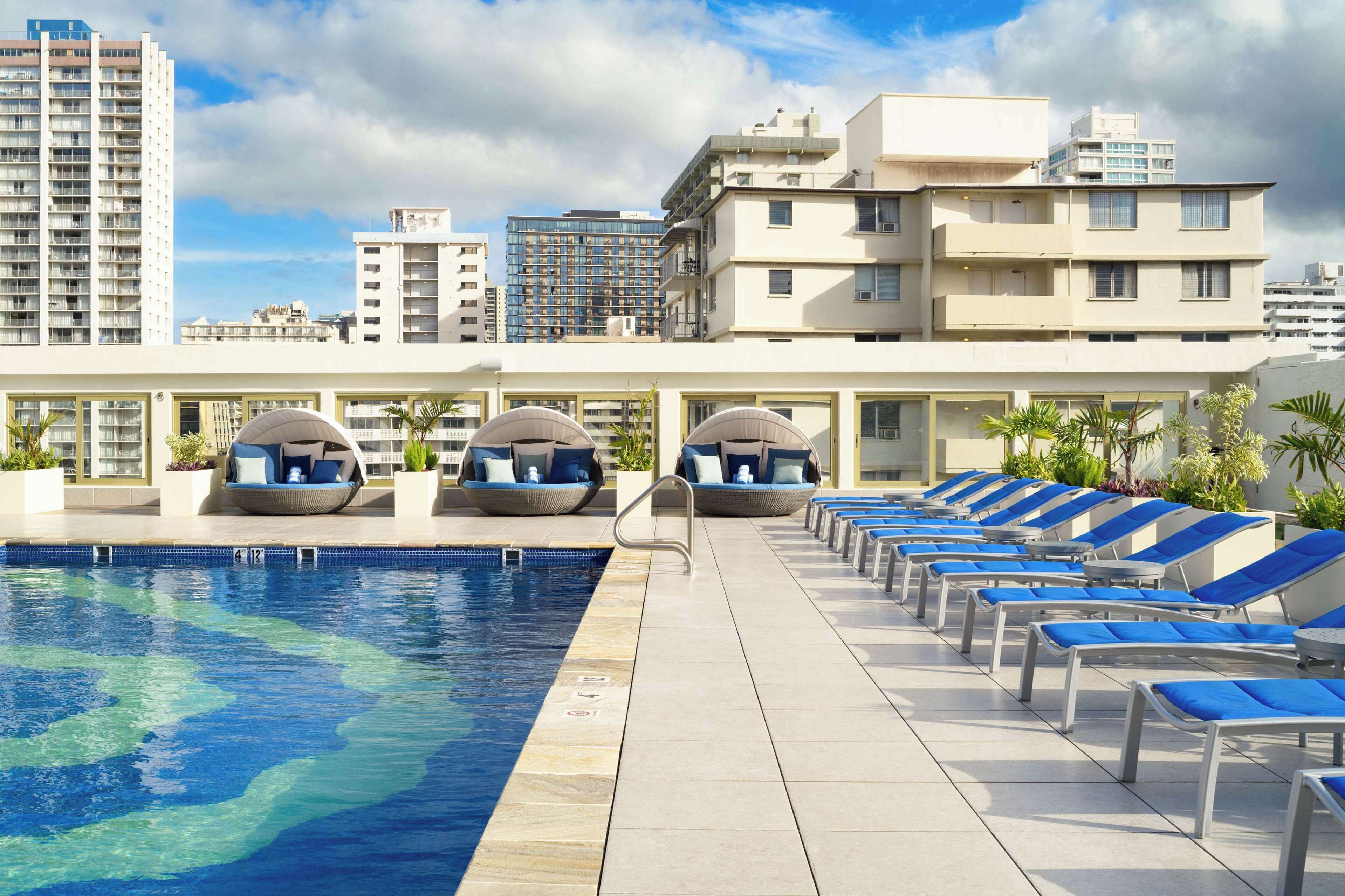 室外游泳池，07:00 至 22:00 开放，收费帐篷屋，日光浴躺椅