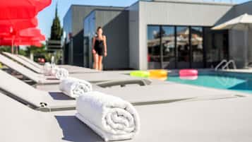 Piscina a l'aire lliure (horari: 09:00-20:00) i gandules