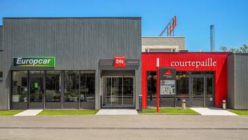 Se sirven almuerzos y cenas, cocina francesa