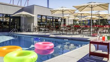 Piscina externa, funciona das 9h às 20h, espreguiçadeiras