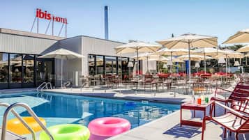 Una piscina al aire libre (de 09:00 a 20:00), tumbonas