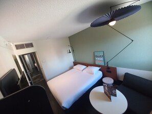 Habitación estándar doble, varias camas | Ropa de cama de alta calidad, escritorio, cortinas opacas