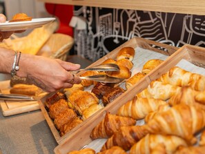 Petit déjeuner buffet servi tous les jours en supplément