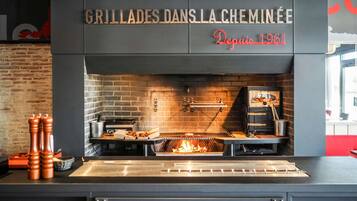 Se sirven almuerzos, cenas y cocina francesa