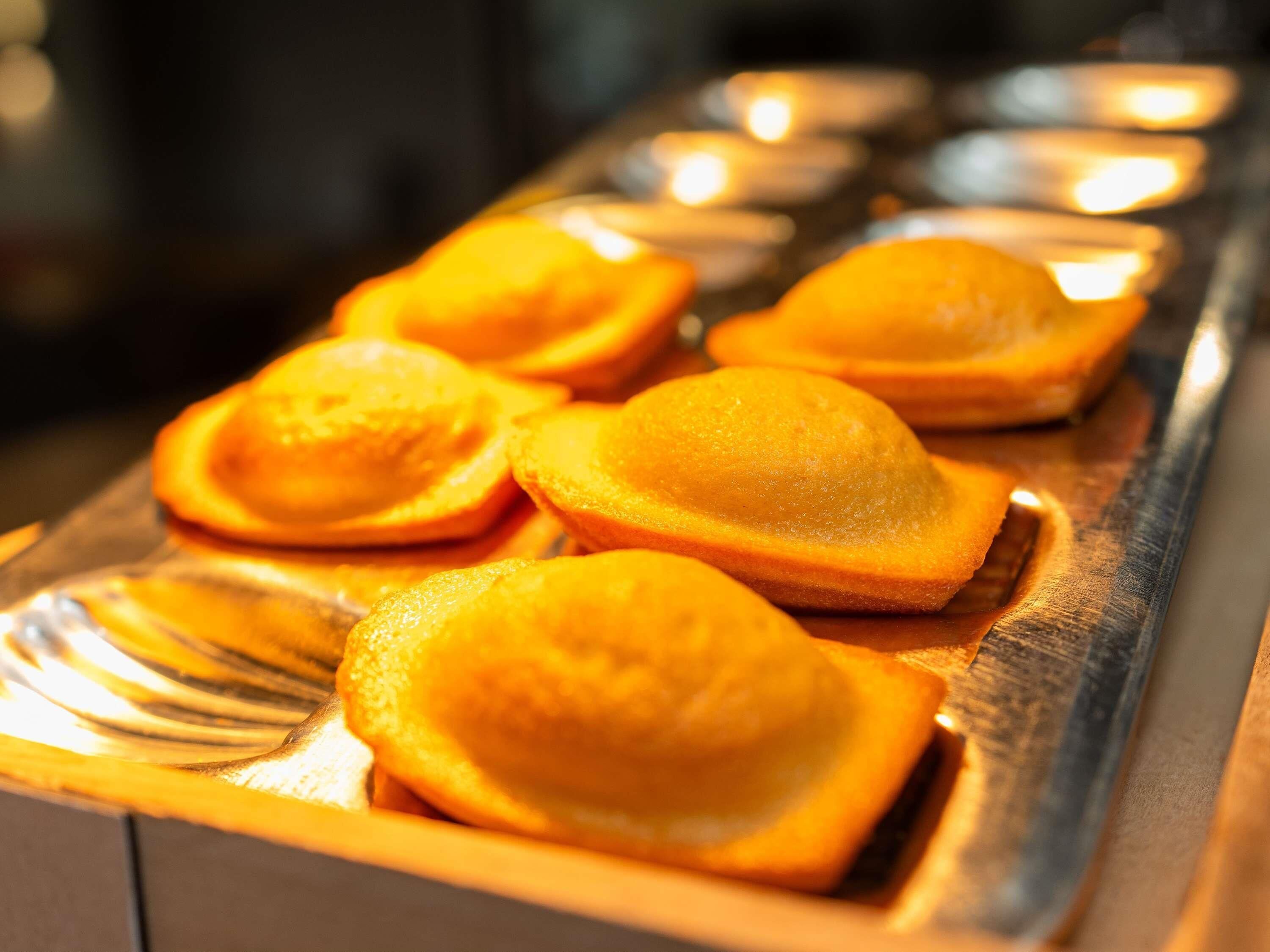 Un buffet proposant une grande variété de plats.