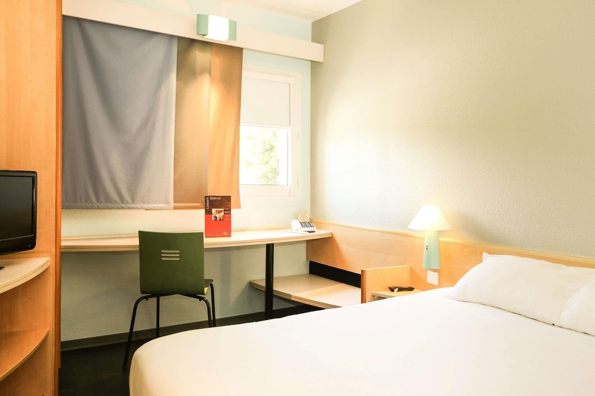 Dobbeltrom – standard, 1 dobbeltseng | Sengetøy av topp kvalitet, skrivebord, blendingsgardiner og lydisolert