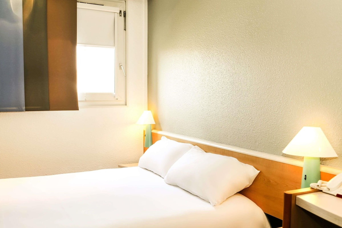 Ropa de cama de alta calidad, escritorio y cortinas blackout