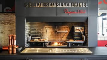 Se sirven almuerzos, cenas y cocina francesa