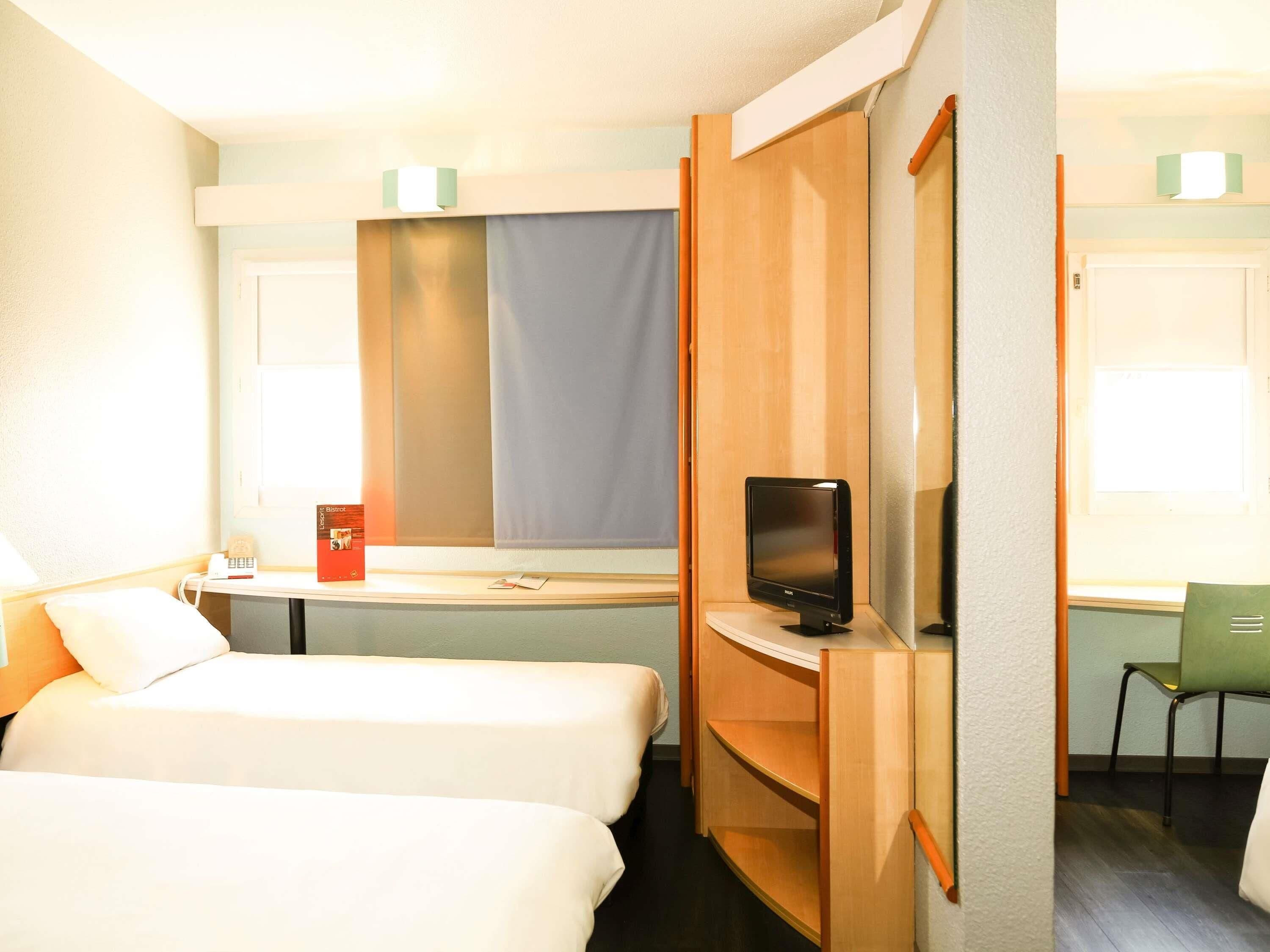 Premium bedding, desk, blackout drapes, soundproofing