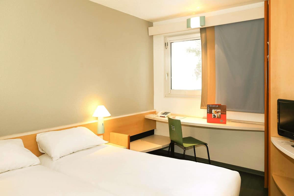 Ropa de cama de alta calidad, escritorio y cortinas blackout