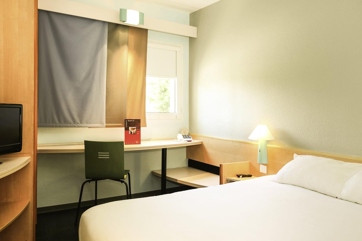 Dobbeltrom – standard, 1 dobbeltseng | Sengetøy av topp kvalitet, skrivebord, blendingsgardiner og lydisolert