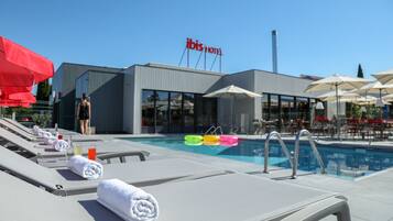 Utomhuspool och solstolar
