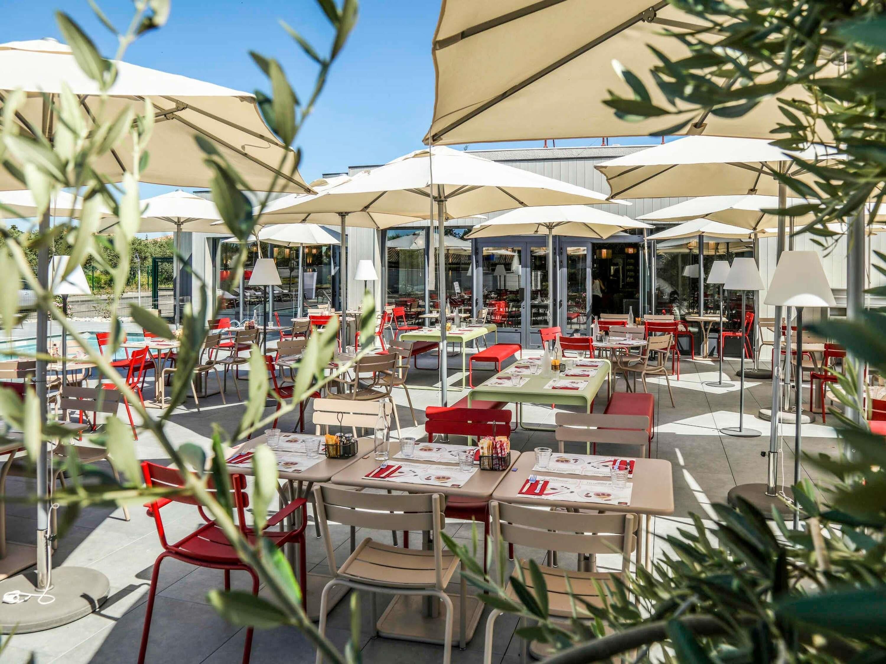 Déjeuner et dîner servis sur place, spécialités Cuisine française