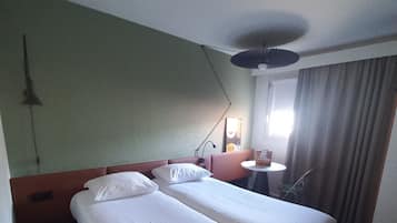 Chambre Standard, 2 lits une place | Literie de qualité supérieure, bureau, rideaux occultants