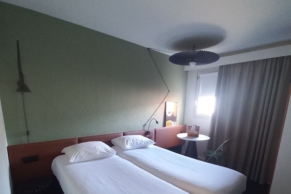 Standardzimmer, 2 Einzelbetten | Hochwertige Bettwaren, Schreibtisch, Verdunkelungsvorhänge