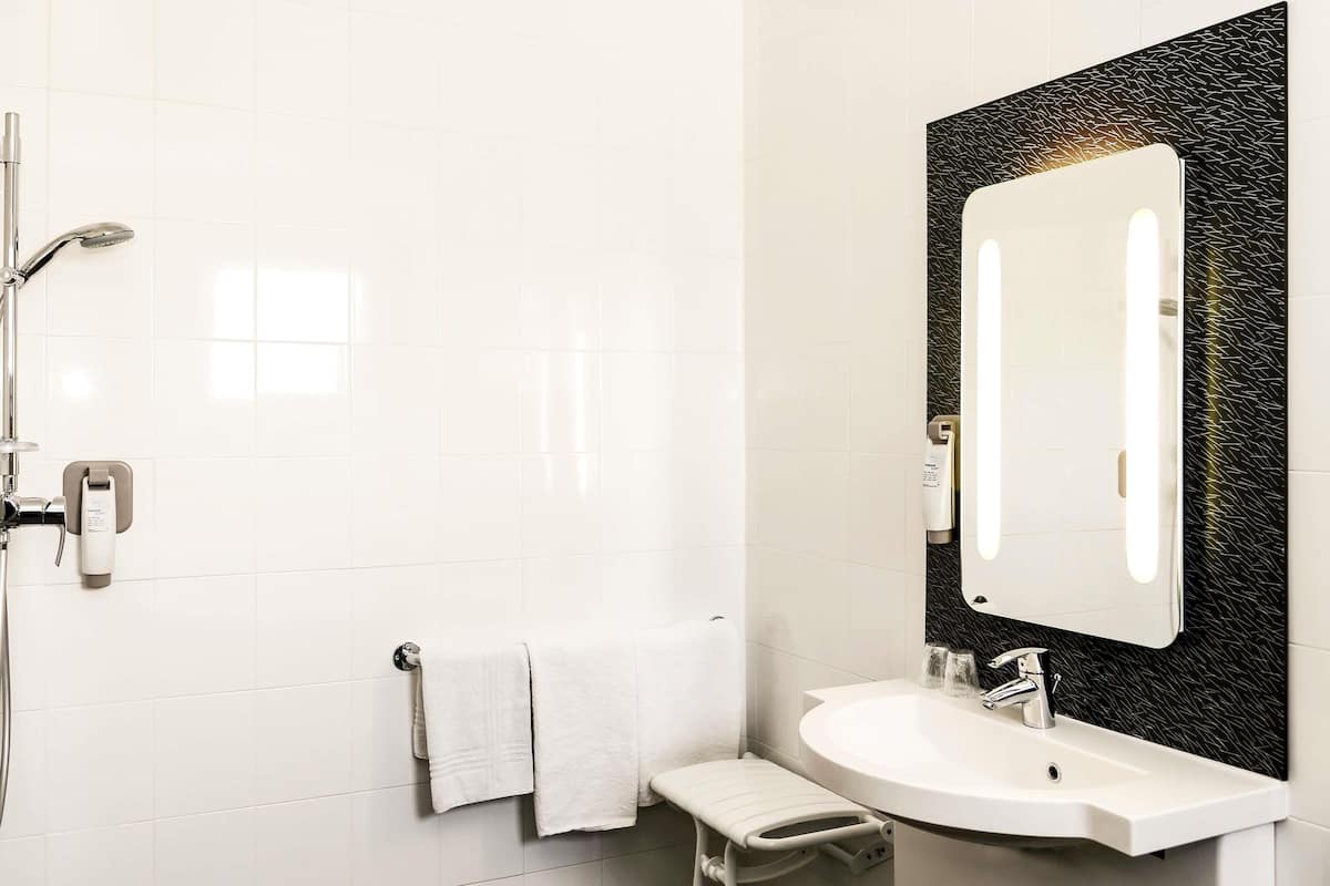 Habitación doble estándar, 1 cama matrimonial | Ropa de cama de alta calidad, escritorio y cortinas blackout