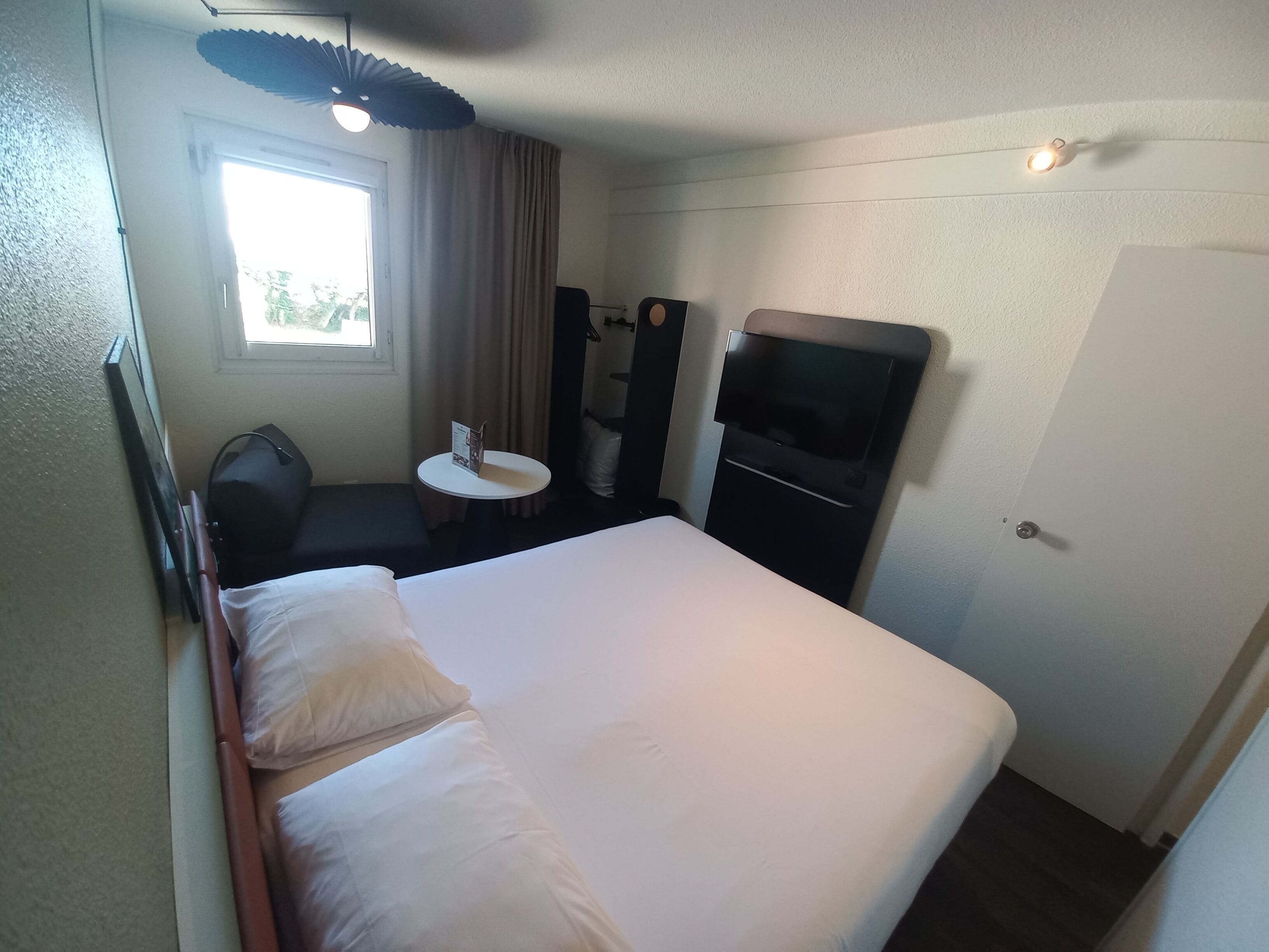 Habitación doble estándar, varias camas | Ropa de cama de alta calidad, escritorio y cortinas blackout 