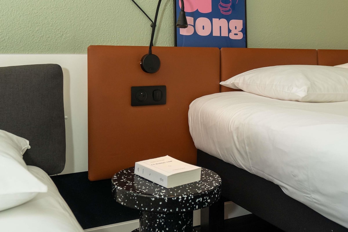 Standard-Doppelzimmer, Mehrere Betten | Hochwertige Bettwaren, Schreibtisch, Verdunkelungsvorhänge