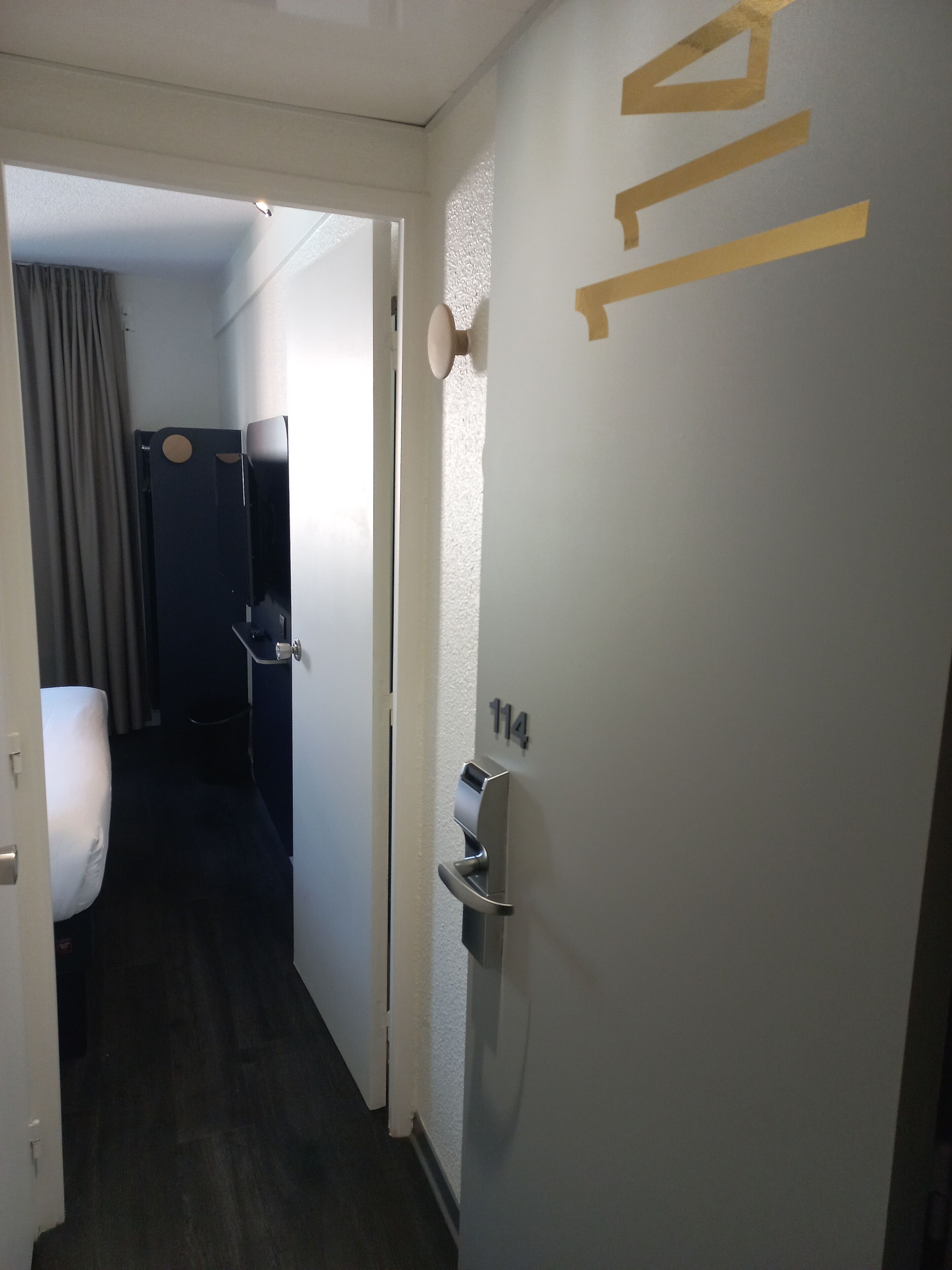 Habitación doble estándar, 1 cama matrimonial | Ropa de cama de alta calidad, escritorio y cortinas blackout 