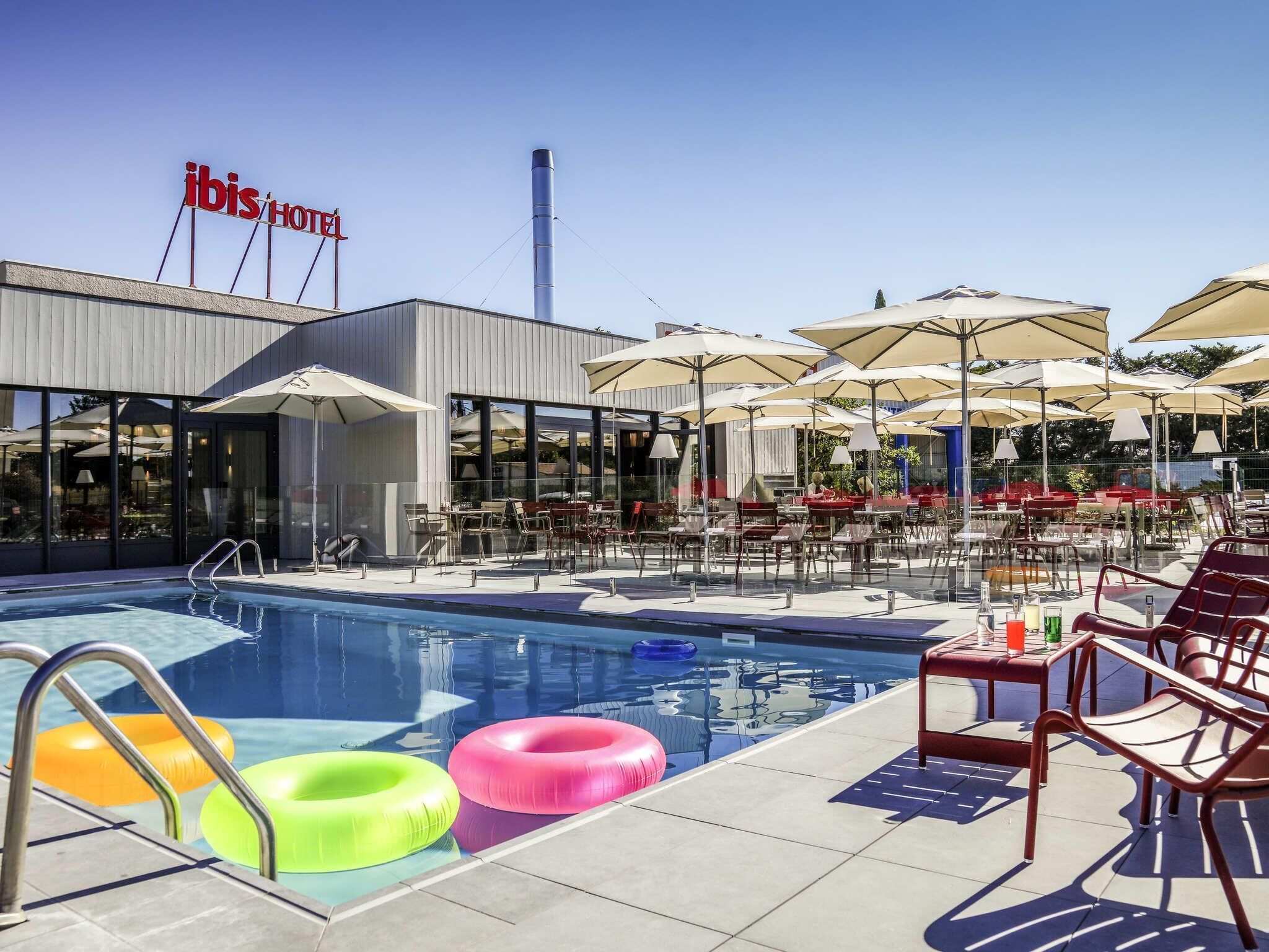 حمّام سباحة خارجي، مفتوح من 9 صباحاً إلى 8:00 مساءً، مقاعد للتشمس