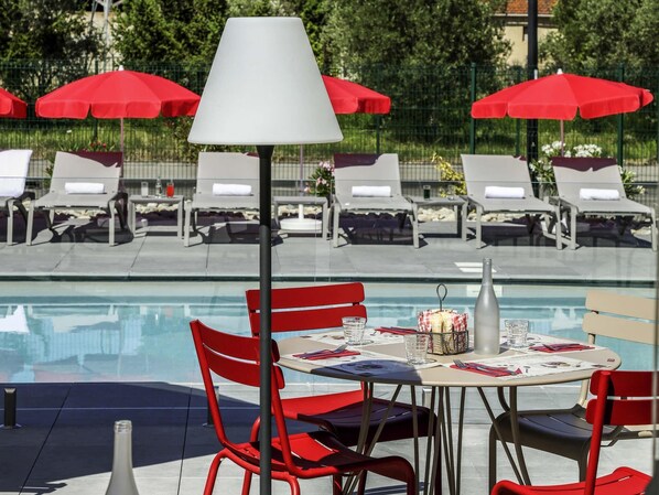 Utomhuspool och solstolar