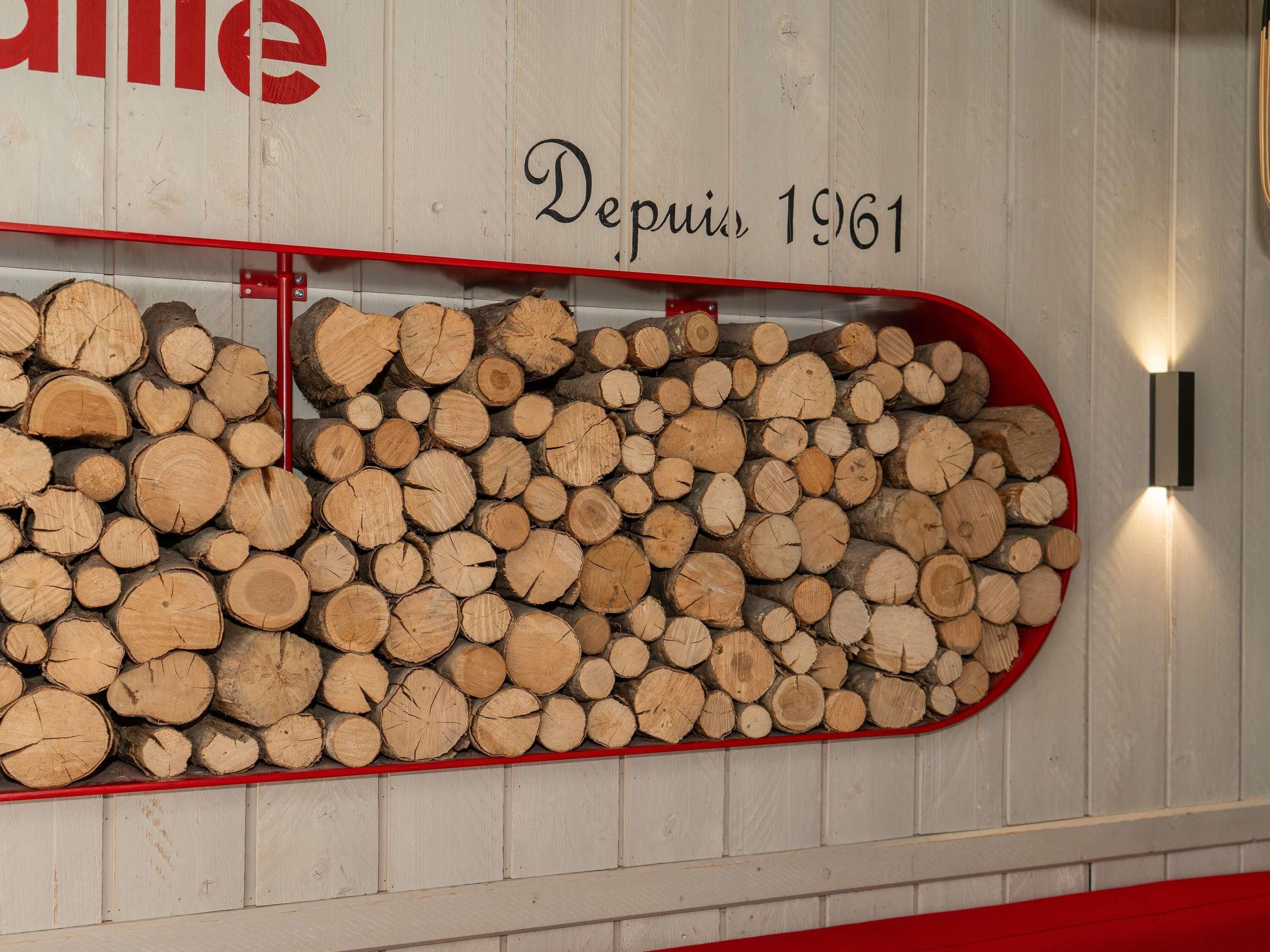 A wall-mounted log display with the text 'Desde 1961' and a partial word 'line' visible.