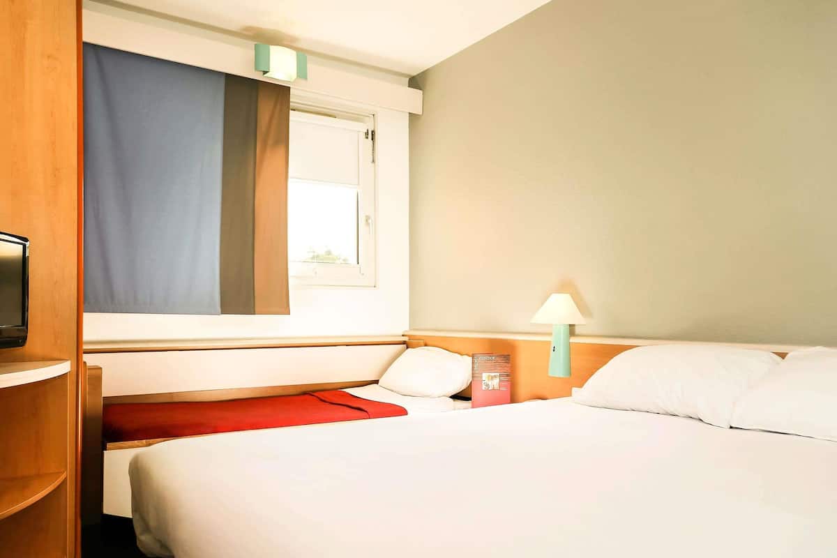 Habitación doble estándar, varias camas | Ropa de cama de alta calidad, escritorio y cortinas blackout