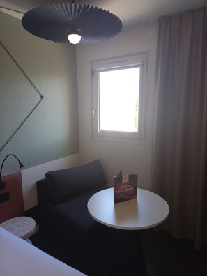 Habitación doble estándar, varias camas | Ropa de cama de alta calidad, escritorio y cortinas blackout 