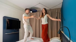Habitación doble estándar, 1 cama matrimonial | Ropa de cama de alta calidad, escritorio y cortinas blackout