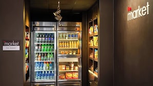 Zona de máquinas expendedoras con varios dispensadores de bebidas y estantes para aperitivos.