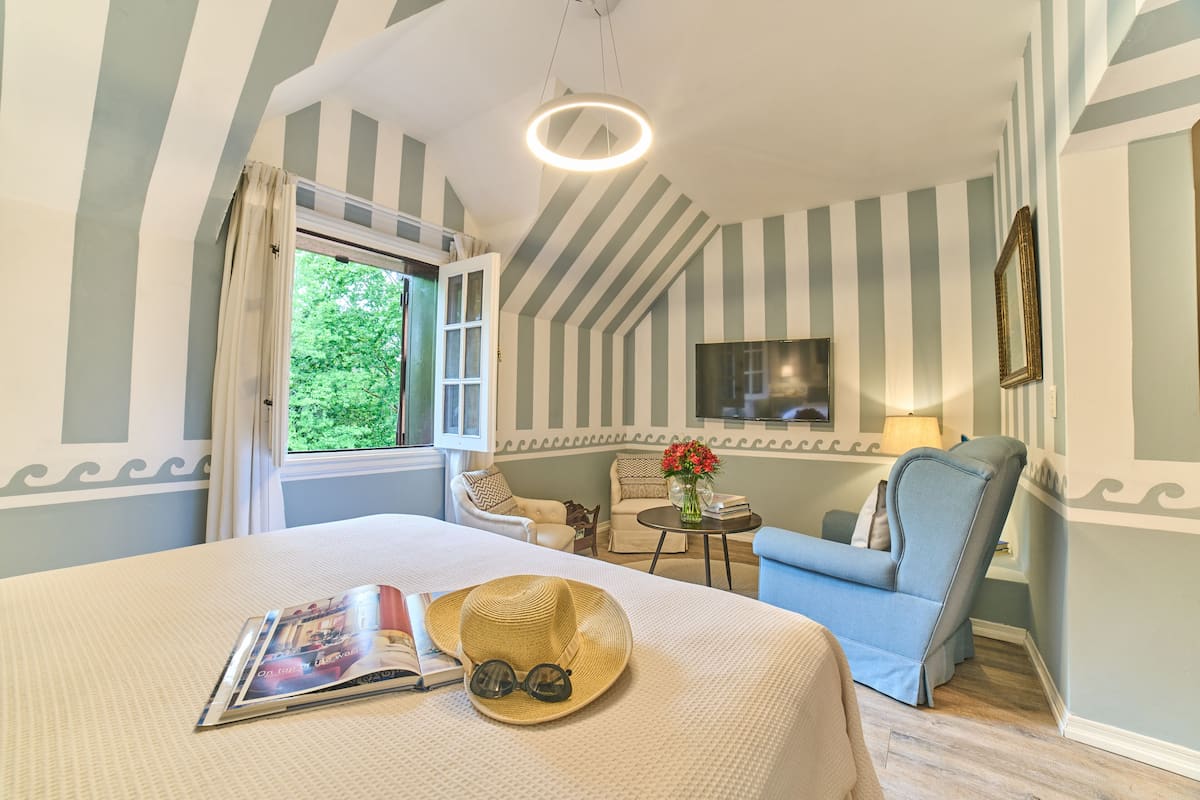 Ropa de cama de alta calidad, colchones con pillow-top y minibar