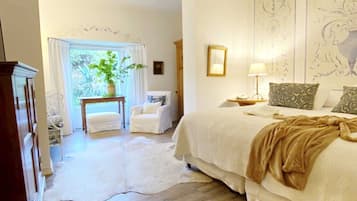 Deluxe | Premium bedding, pillowtop beds, minibar, in-room safe