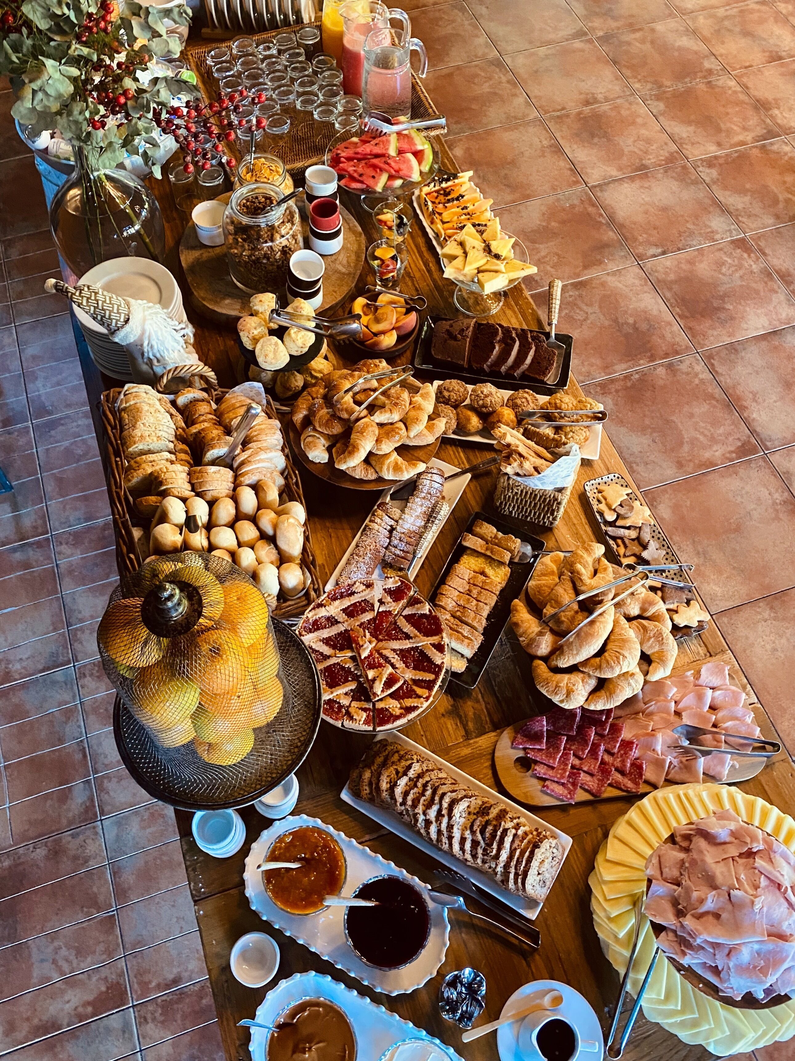 Una mesa de buffet con diversos alimentos y bebidas.