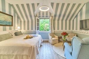 Deluxe | Premium bedding, pillowtop beds, minibar, in-room safe