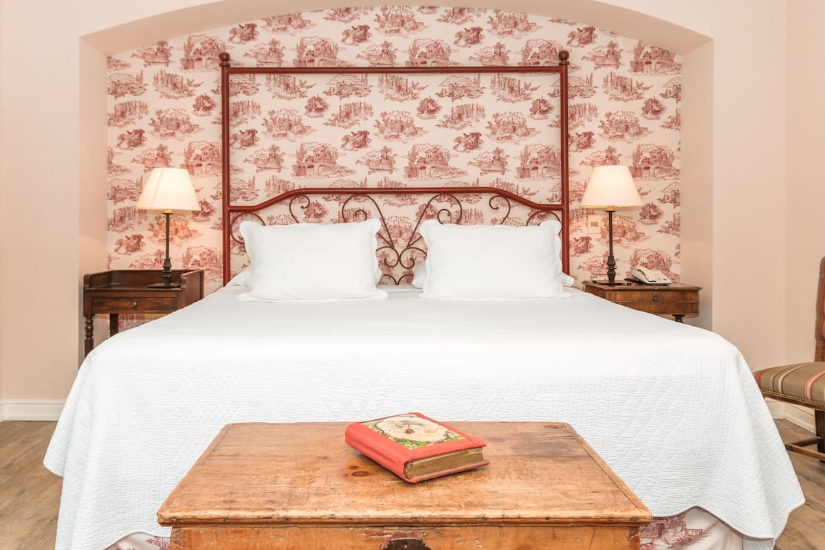Ropa de cama de alta calidad, colchones con pillow-top y minibar