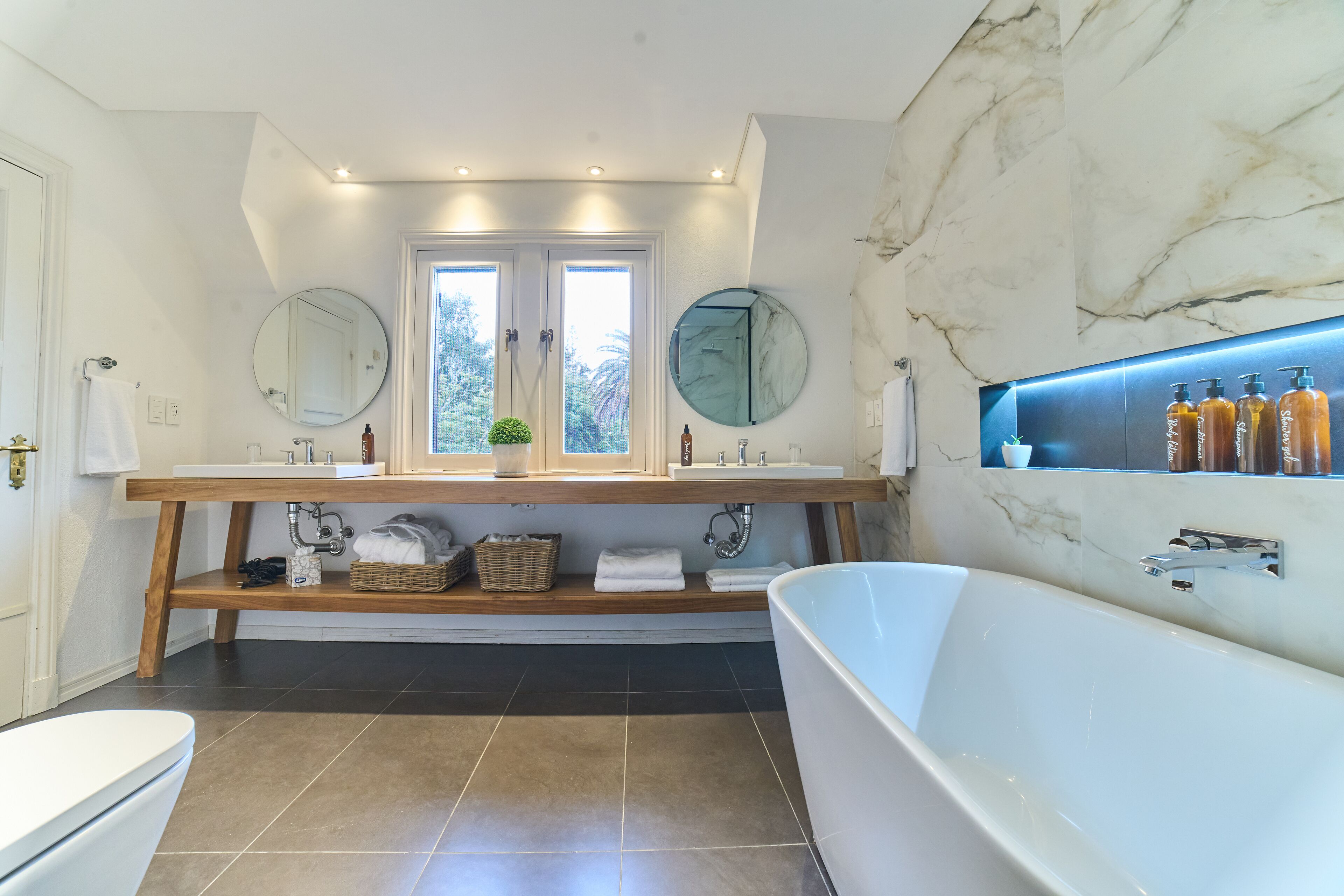 suite nro. 5 | bathroom | hair dryer, bidet, towels, soap