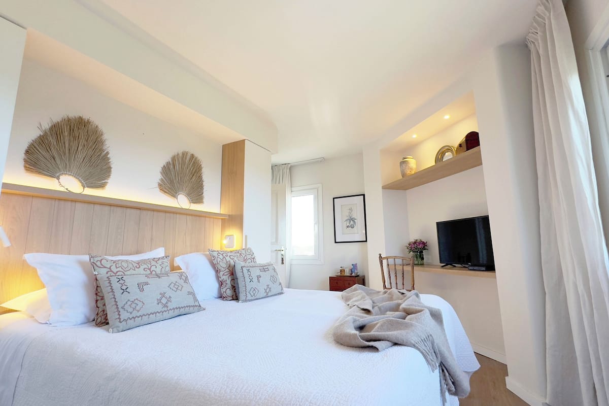 Ropa de cama de alta calidad, colchones con pillow-top y minibar