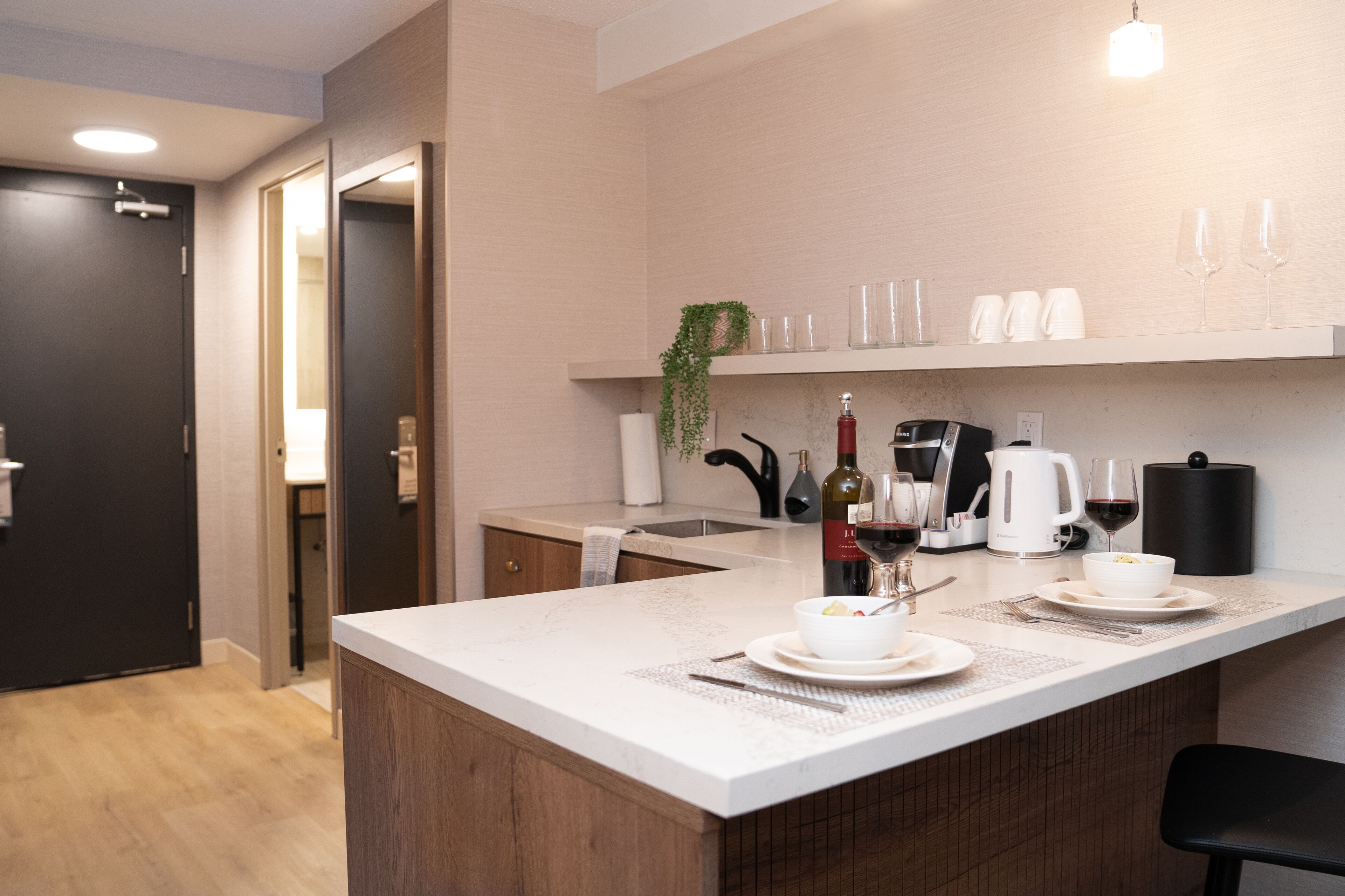 deluxe suite, 1 bedroom | in-room safe, desk, blackout curtains, iron/ironing board