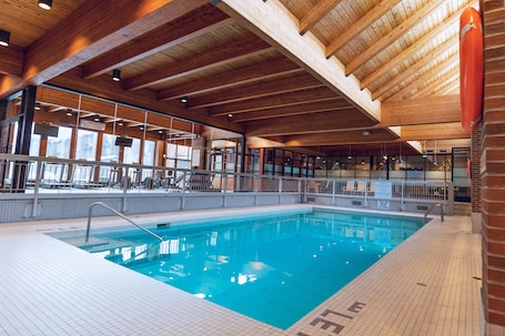 Una piscina techada. Valhalla Hotel & Conference Centre