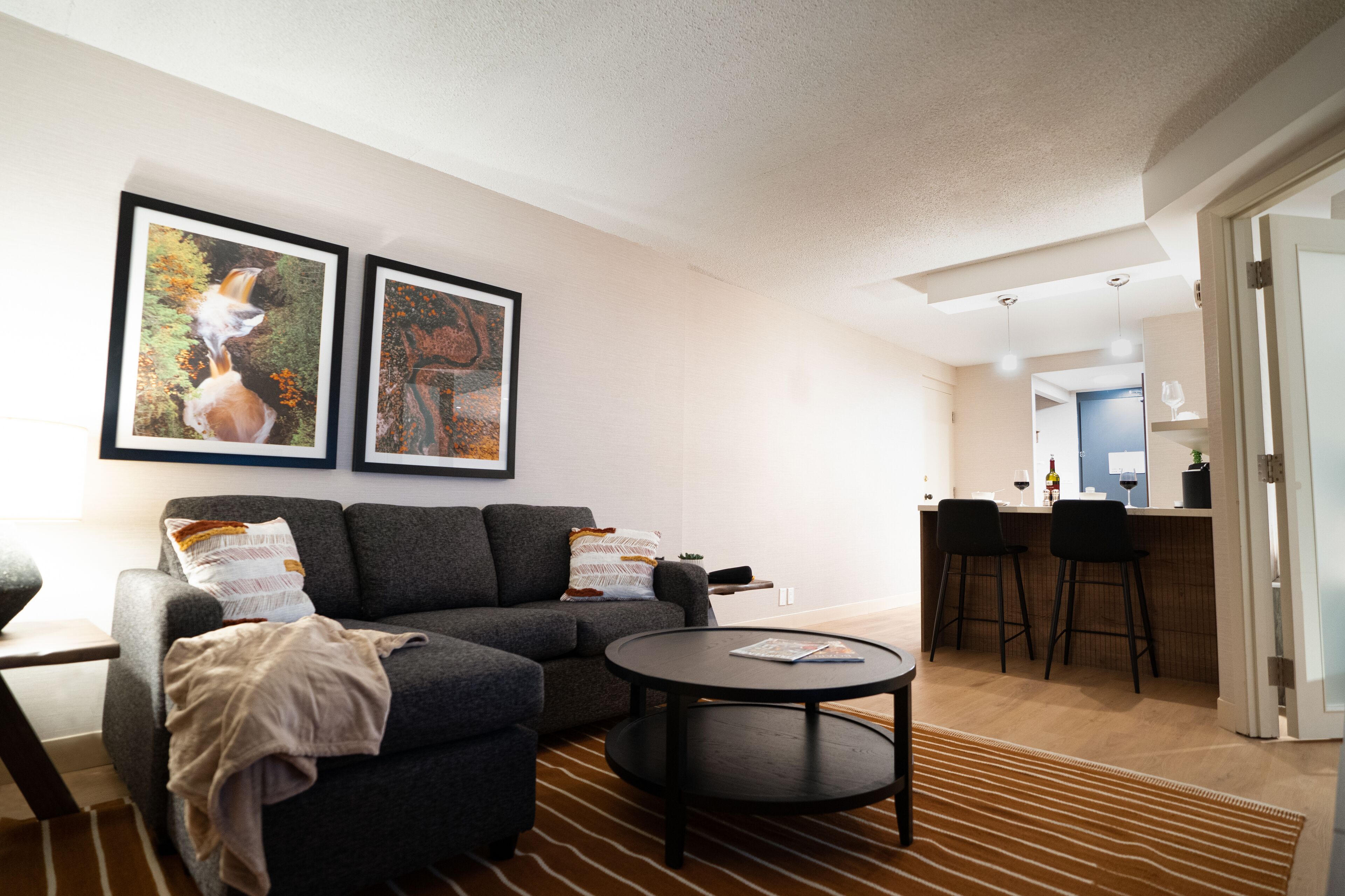 deluxe suite, 1 bedroom | living area | 42-inch flat-screen tv with satellite channels, tv