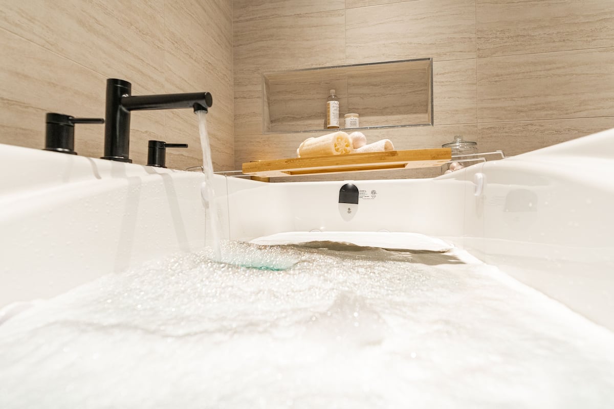 deluxe suite, 1 bedroom | bathroom | combined shower/bathtub, eco-friendly toiletries, hair dryer, towels