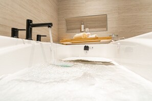 Deluxe Suite, 1 Bedroom | Bathroom | Combined shower/tub, eco-friendly toiletries, hair dryer, towels - Valhalla Hotel & Conference Centre (Thunder Bay)